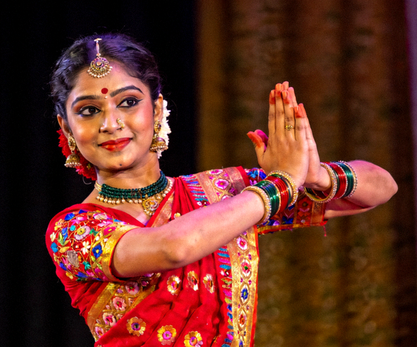 বাংলাদেশের ঐতিহ্যবাহী নৃত্য পরিবেশনা, একজন নৃত্যশিল্পী